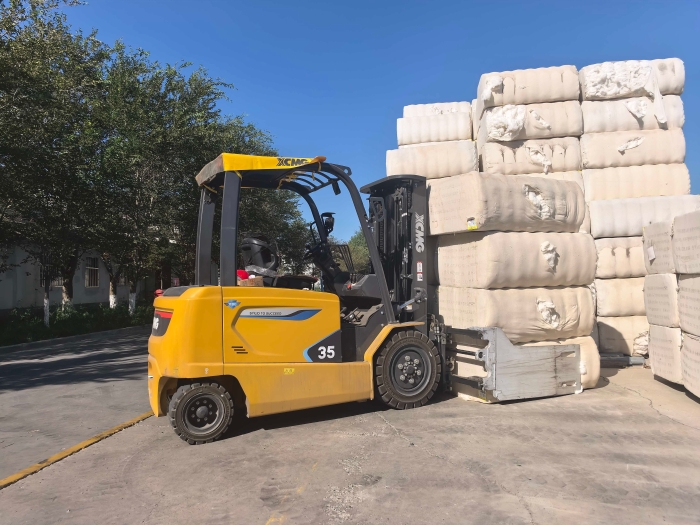 徐工鲲鹏电动叉车，赋能西北棉花产业高效运转