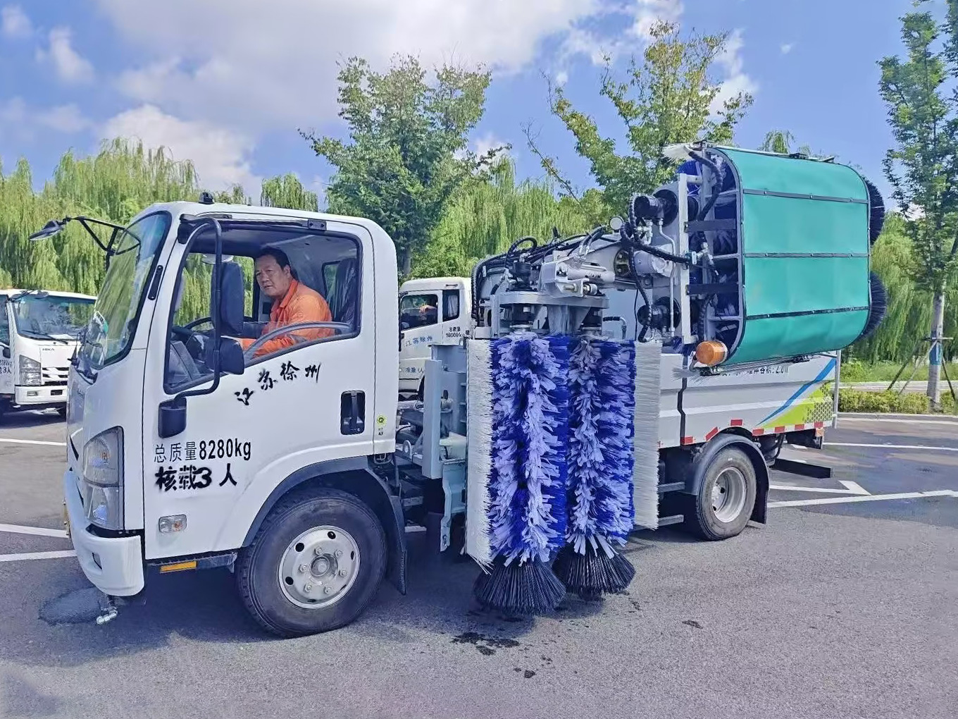 徐工护栏清洗车：智慧守护徐州经开区的“城市美学”